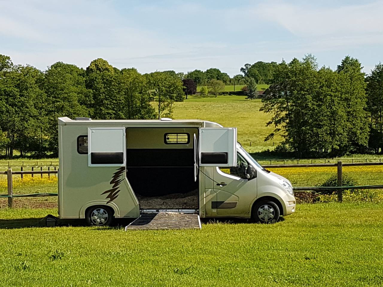 Camion &agrave; chevaux 3T5 2 places