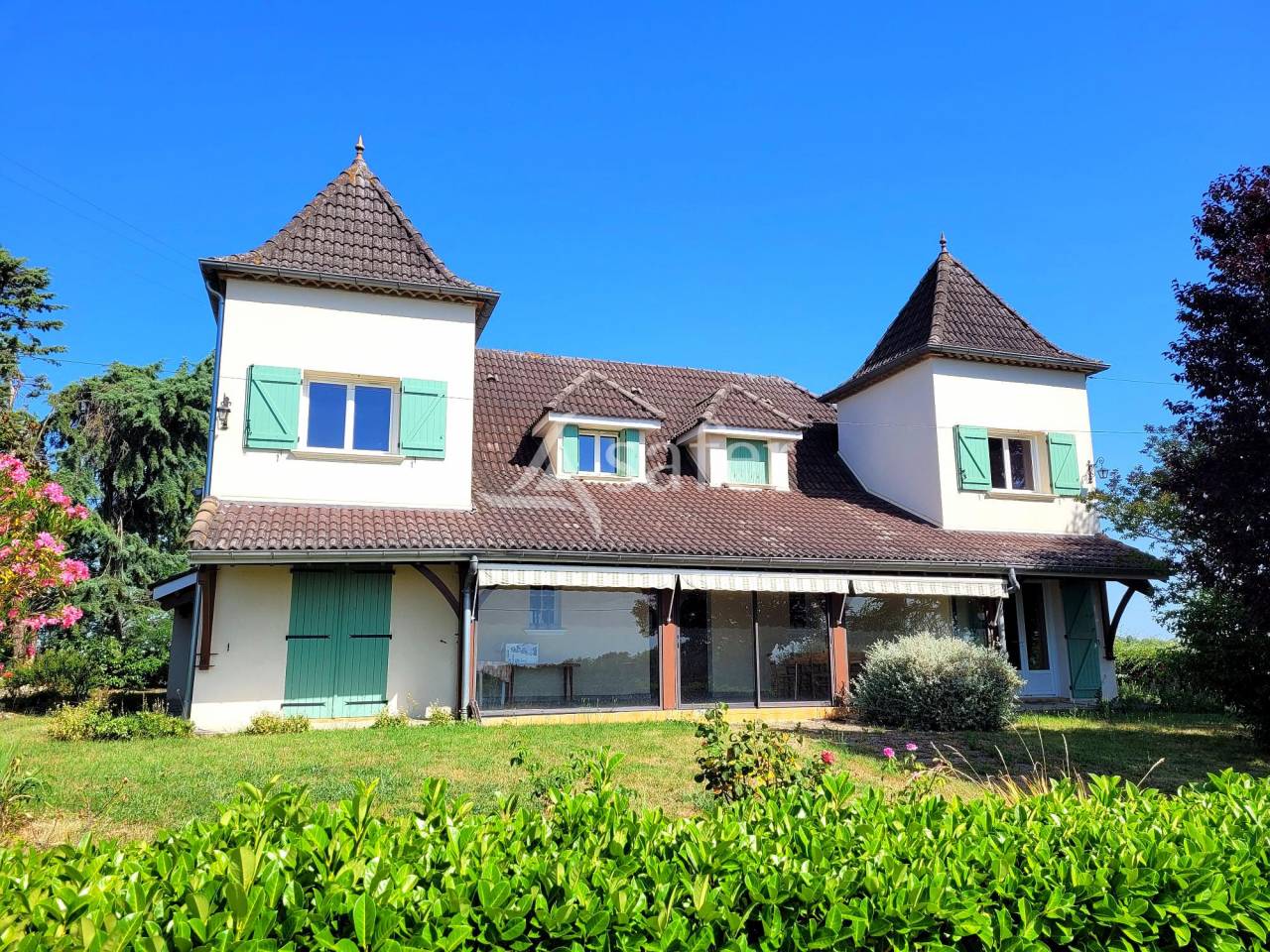 Grande maison traditionnelle avec d&eacute;pendances agricoles sur 6 h