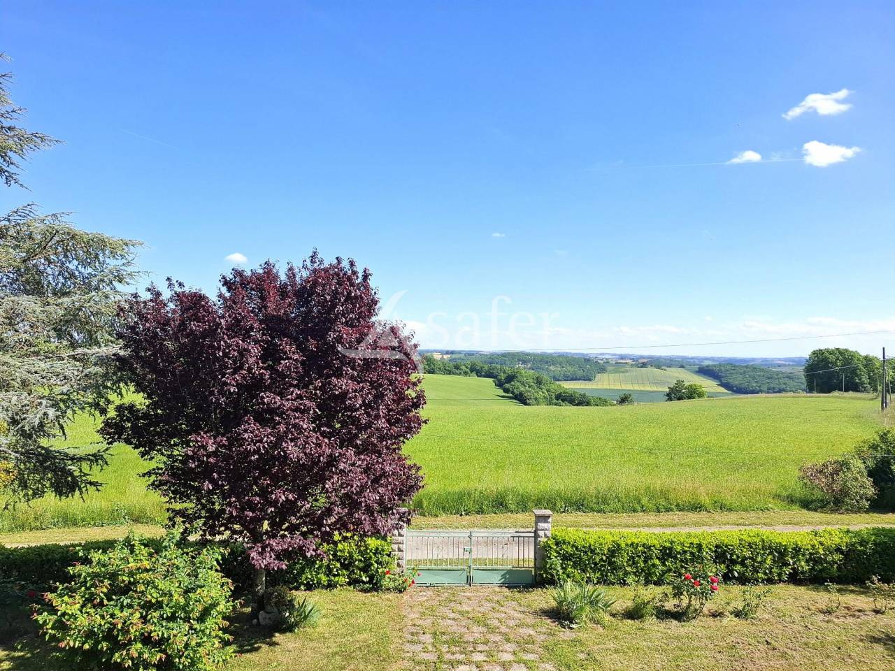 Grande maison traditionnelle avec d&eacute;pendances agricoles sur 6 h