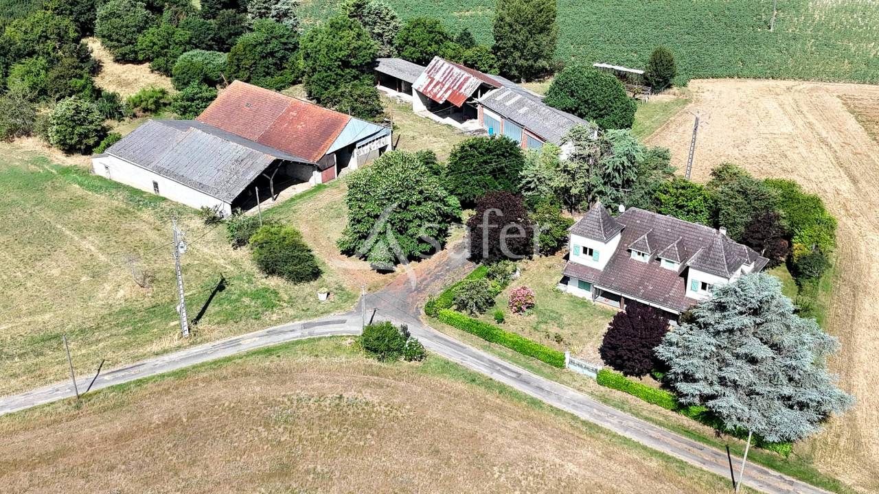 Grande maison traditionnelle avec d&eacute;pendances agricoles sur 6 h