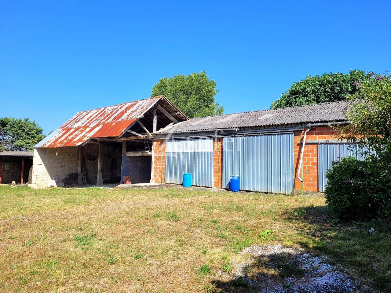 Grande maison traditionnelle avec d&eacute;pendances agricoles sur 6 h