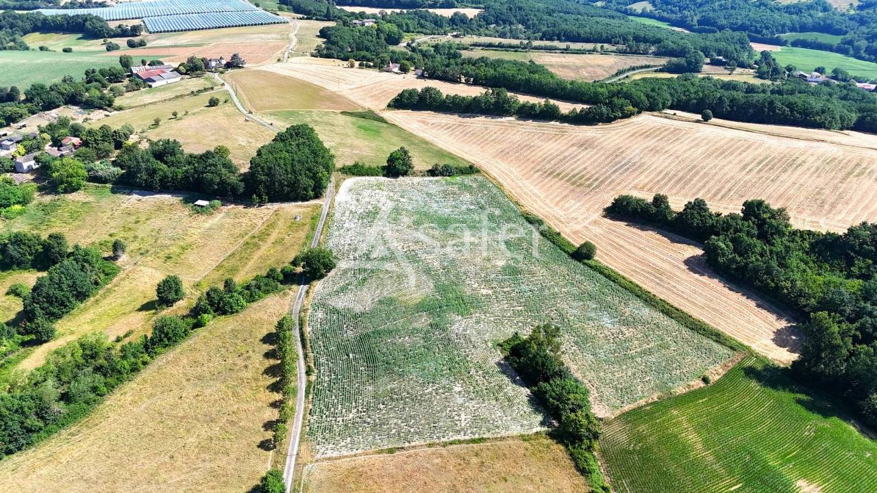 Grande maison traditionnelle avec d&eacute;pendances agricoles sur 6 h