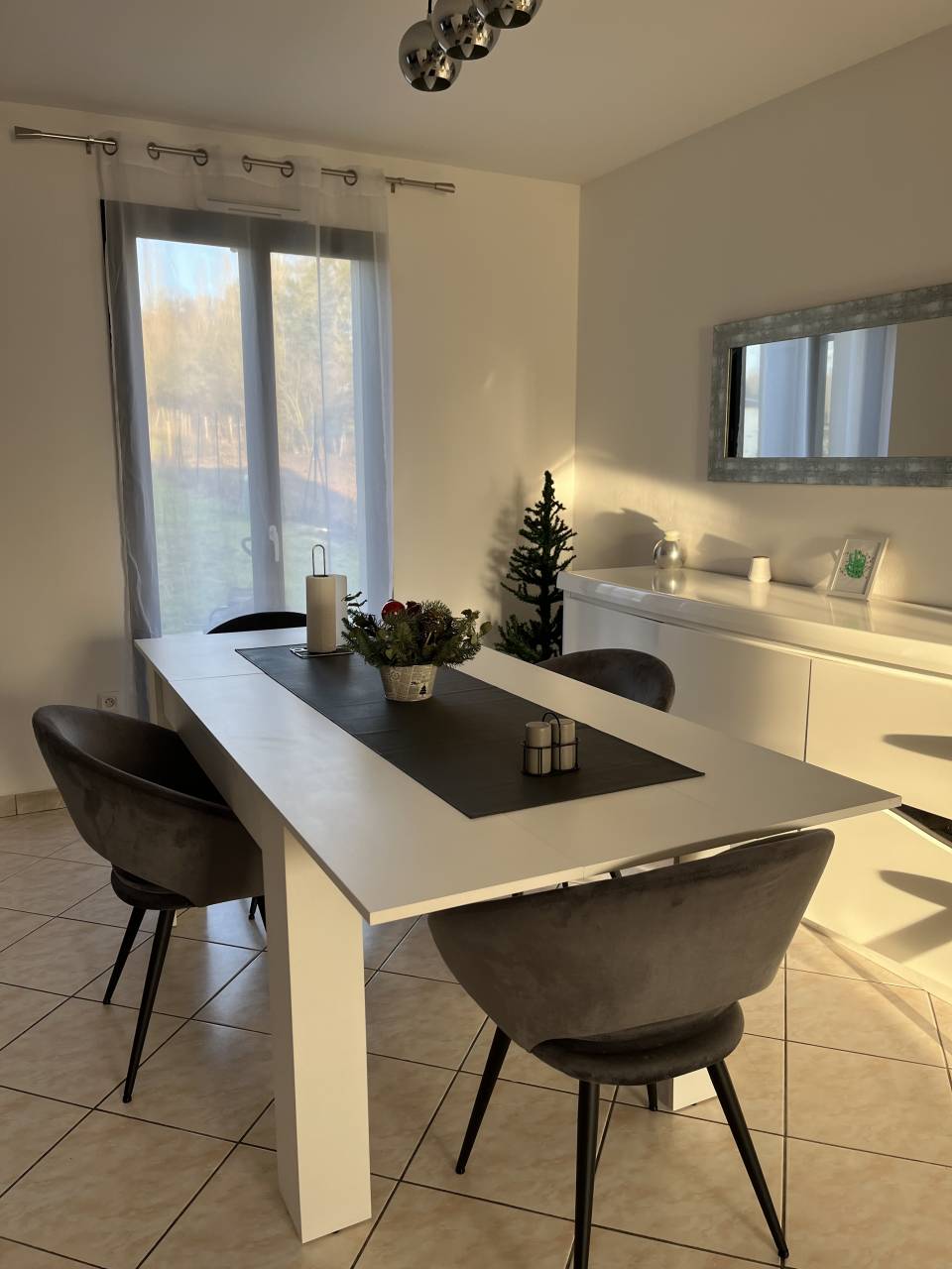 Maison meubl&eacute;e contemporaine et pr&eacute; de 2,5Ha