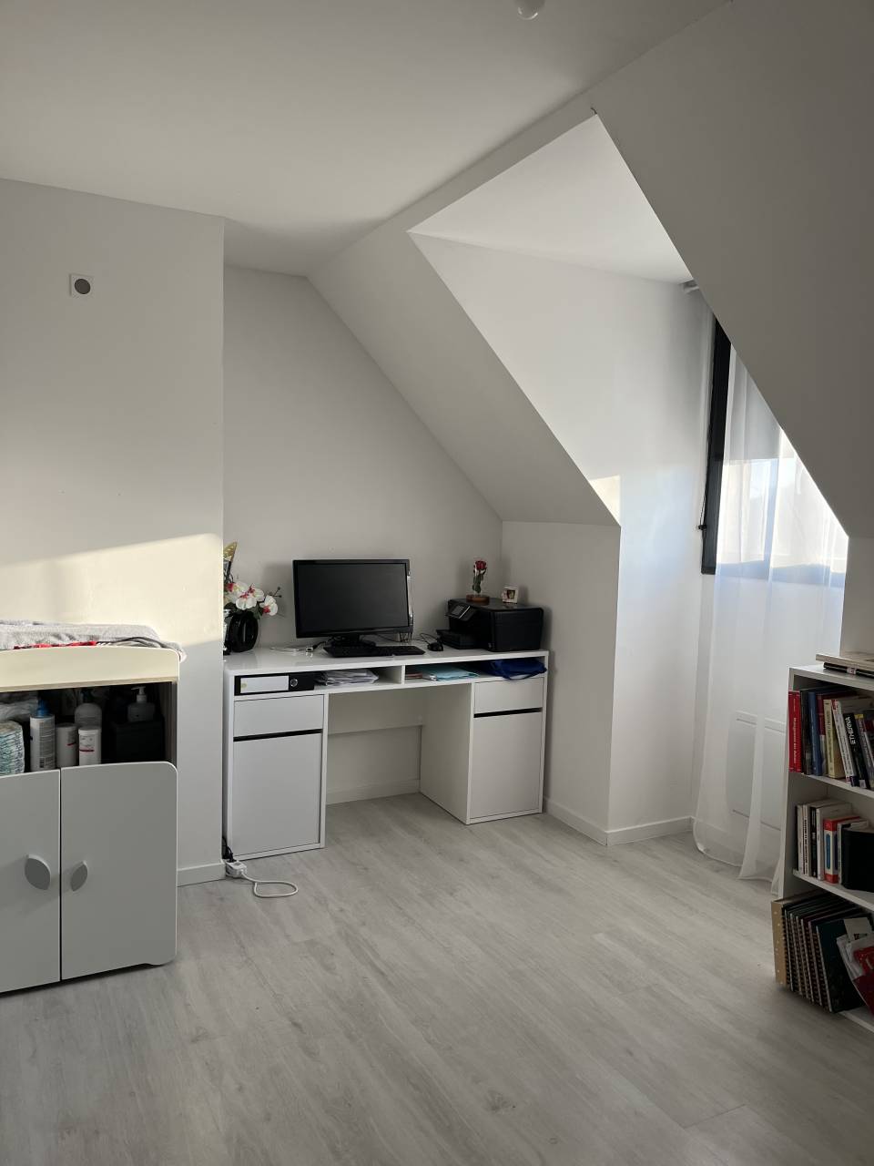 Maison meubl&eacute;e contemporaine et pr&eacute; de 2,5Ha