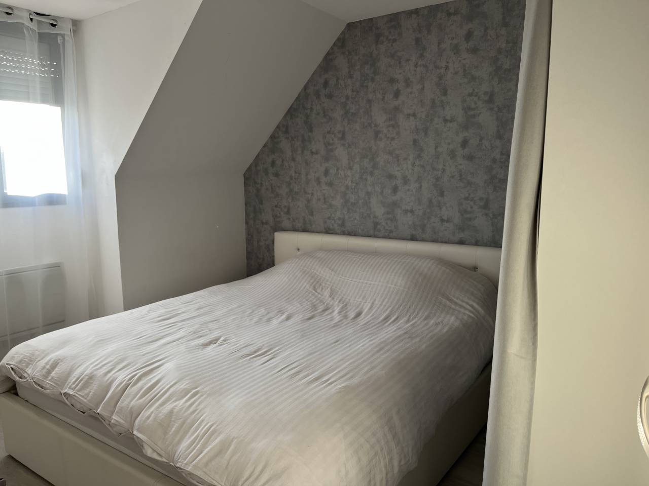 Maison meubl&eacute;e contemporaine et pr&eacute; de 2,5Ha