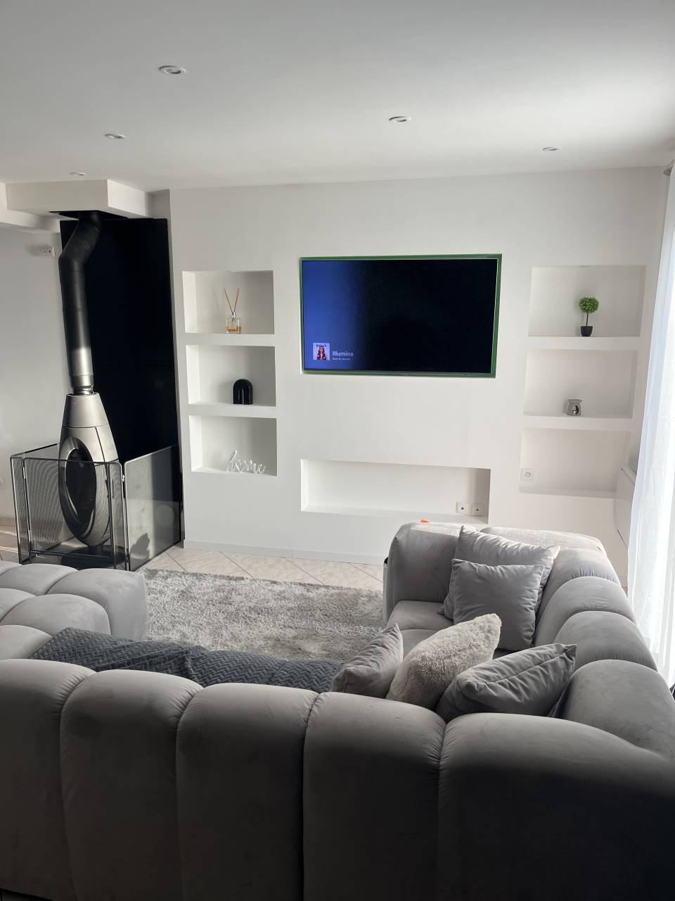 Maison meubl&eacute;e contemporaine et pr&eacute; de 2,5Ha