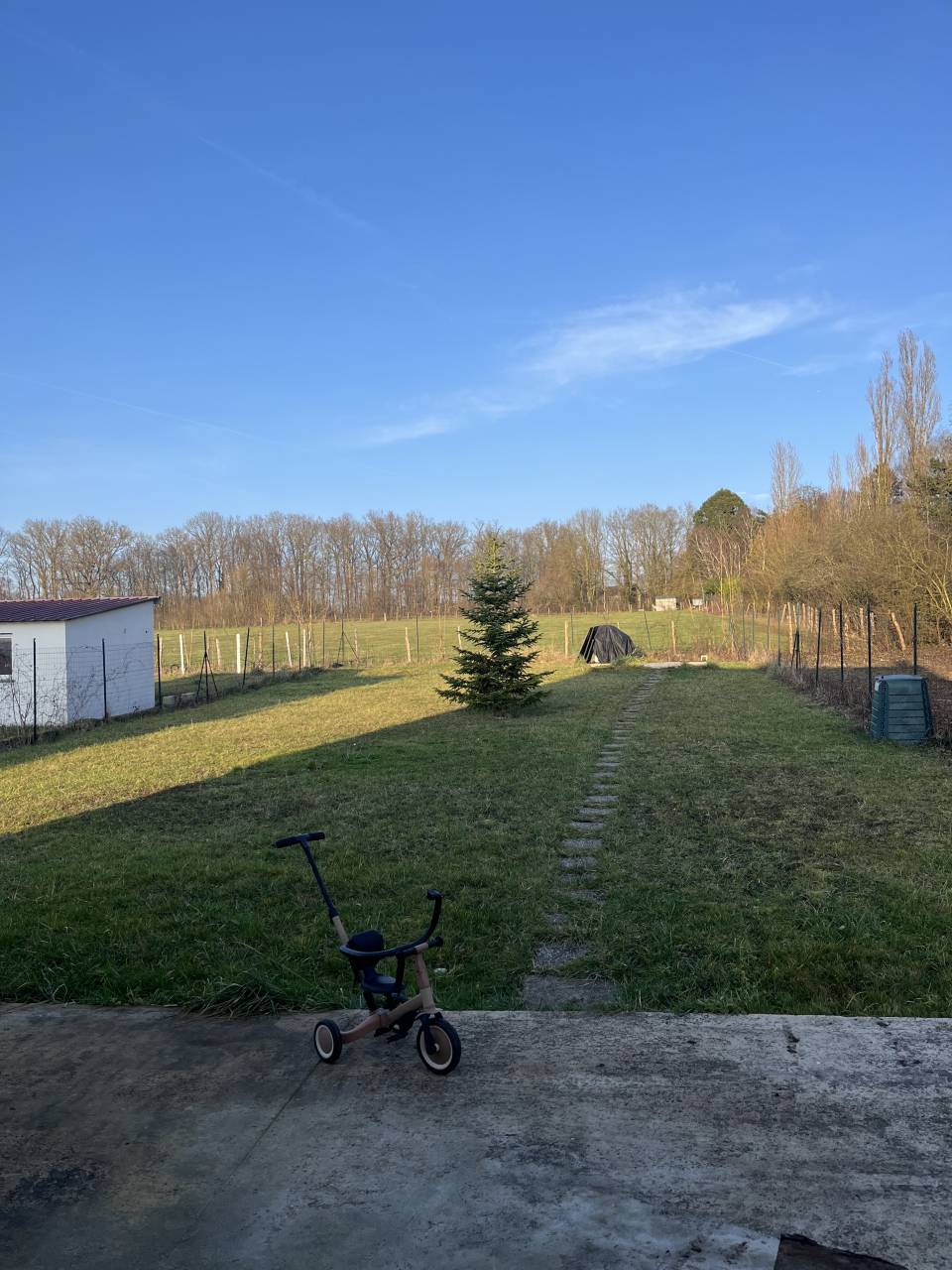 Maison meubl&eacute;e contemporaine et pr&eacute; de 2,5Ha