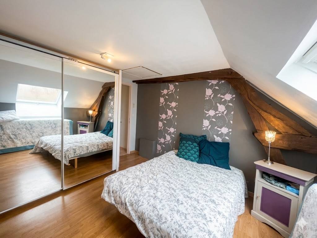 Propri&eacute;t&eacute; de presque 2ha avec boxes