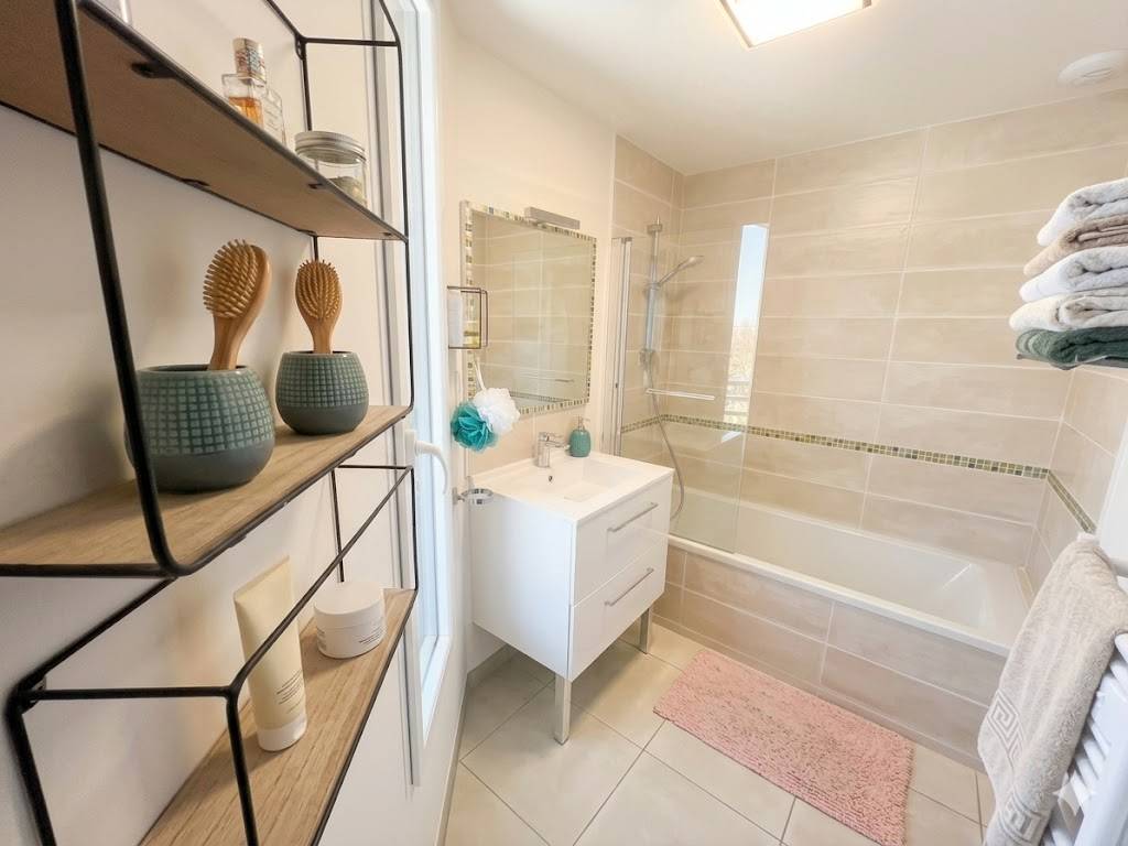Propri&eacute;t&eacute; de presque 2ha avec boxes