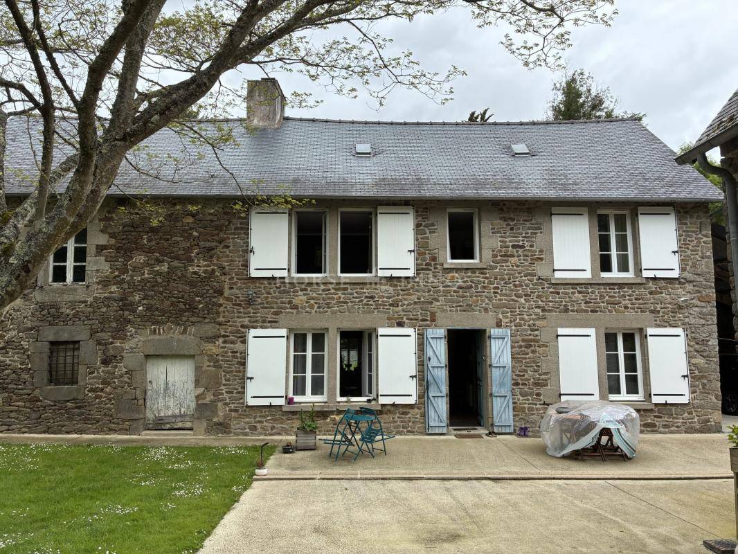 Propri&eacute;t&eacute; en pierre avec g&icirc;te ind&eacute;pendant sur 2 hectares &agrave;