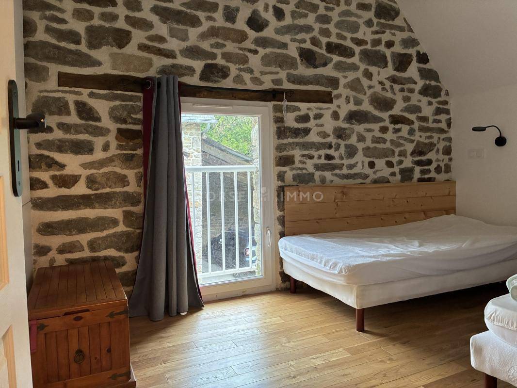 Propri&eacute;t&eacute; en pierre avec g&icirc;te ind&eacute;pendant sur 2 hectares &agrave;