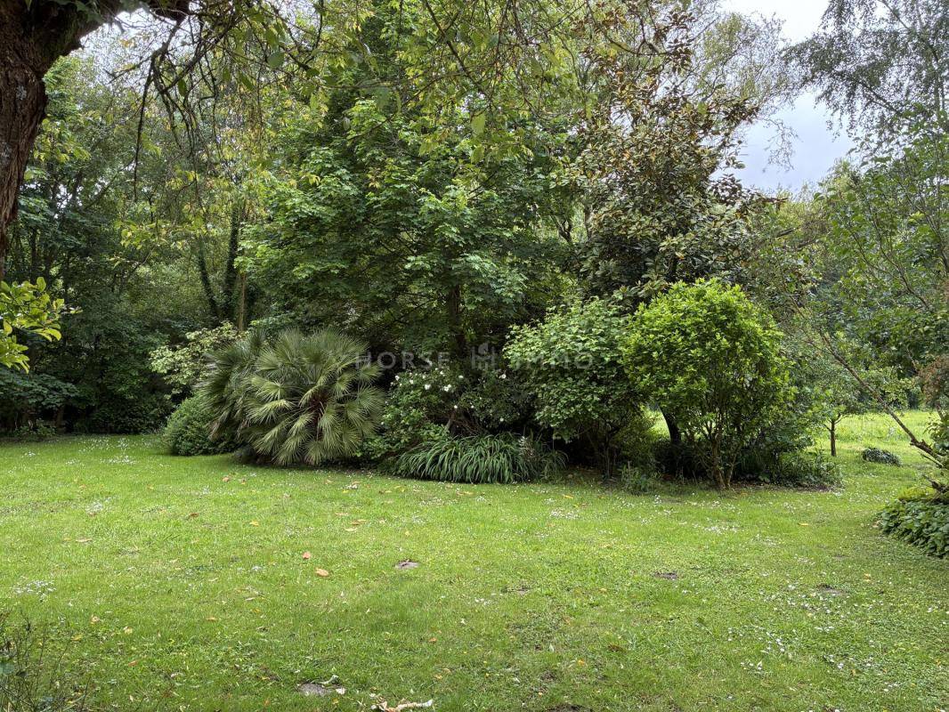 Propri&eacute;t&eacute; en pierre avec g&icirc;te ind&eacute;pendant sur 2 hectares &agrave;