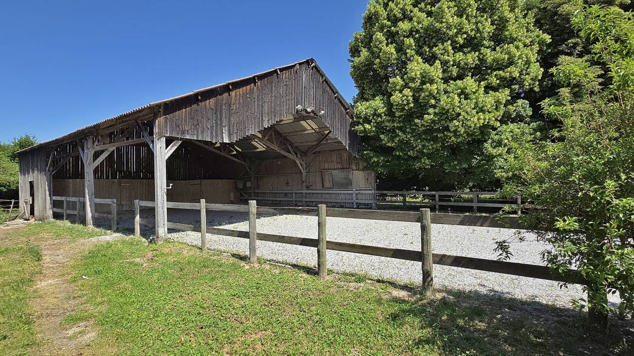 ​​​​​​​PROPRIETE EQUESTRE, 3,5 Ha, avec Maison + G&icirc;te