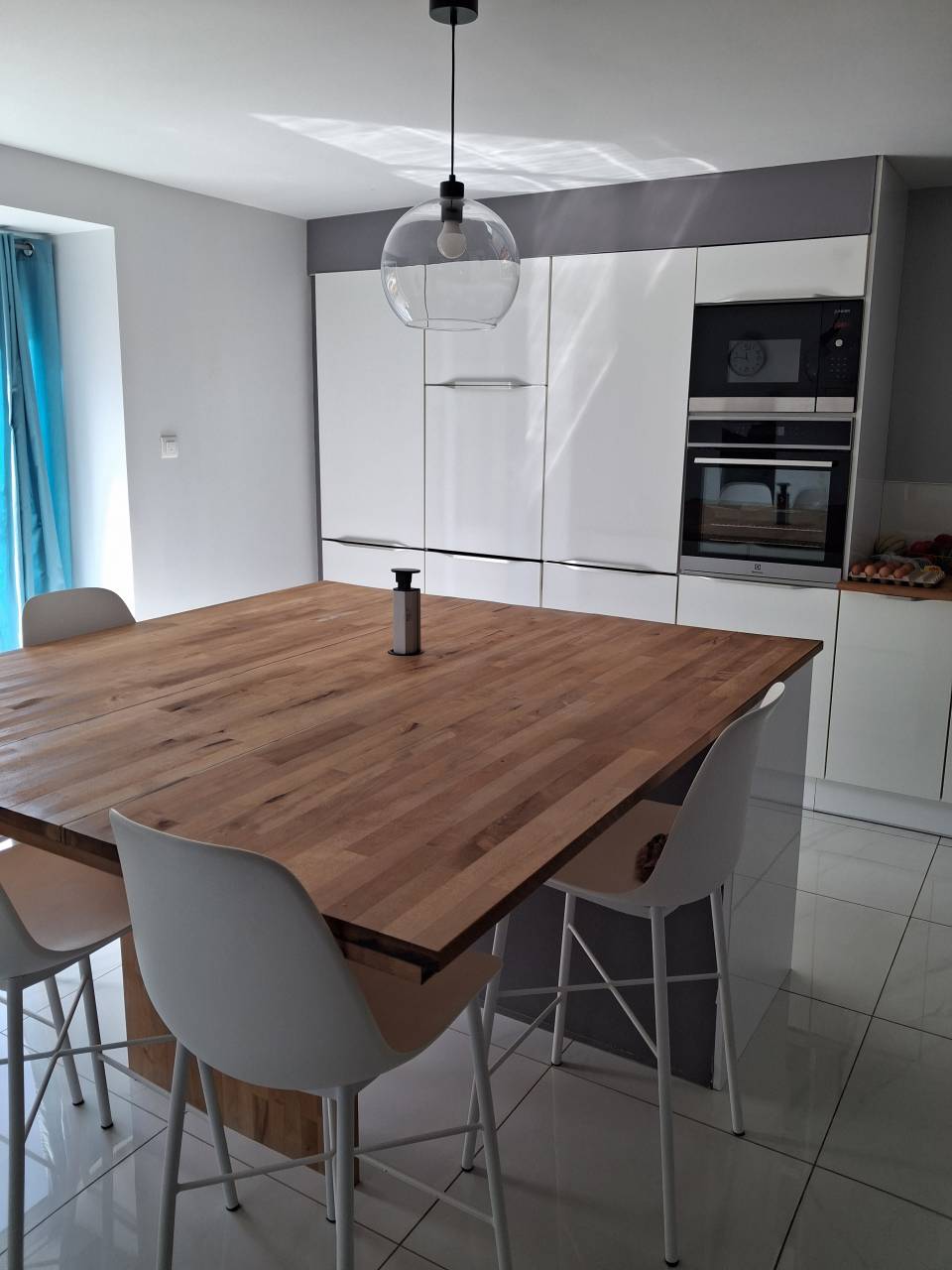 PROPRI&Eacute;T&Eacute; &Eacute;QUESTRE &ndash; LONG&Egrave;RE R&Eacute;NOV&Eacute;E 241 m&sup2; + HANGAR 