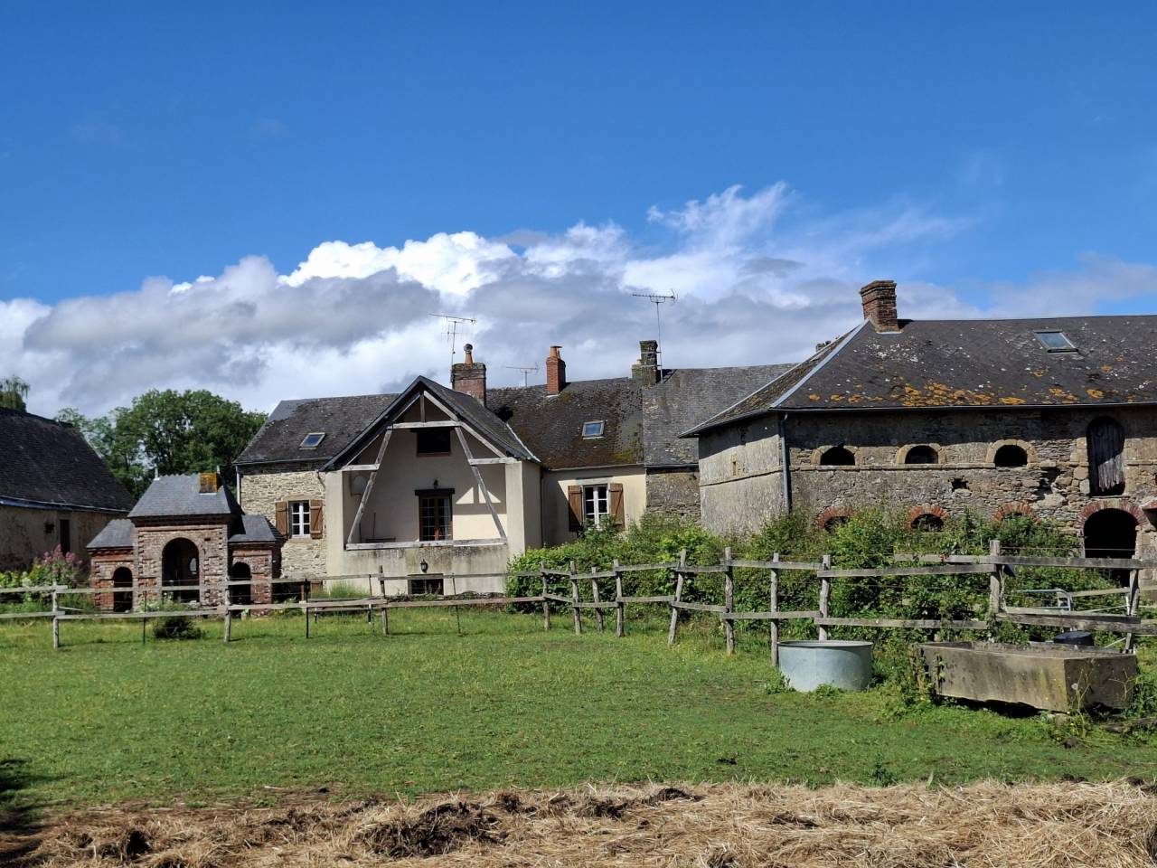 Propri&eacute;t&eacute; , maison d&eacute;pendances et sur 1.9 hectare de terrain