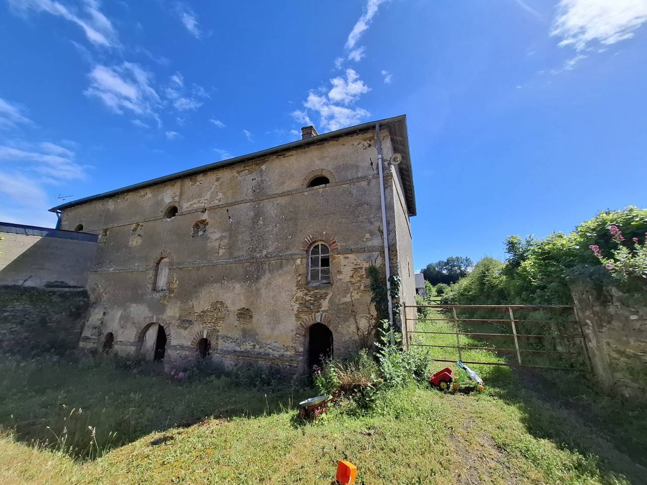 Propri&eacute;t&eacute; , maison d&eacute;pendances et sur 1.9 hectare de terrain