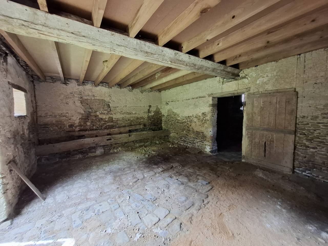 Propri&eacute;t&eacute; , maison d&eacute;pendances et sur 1.9 hectare de terrain