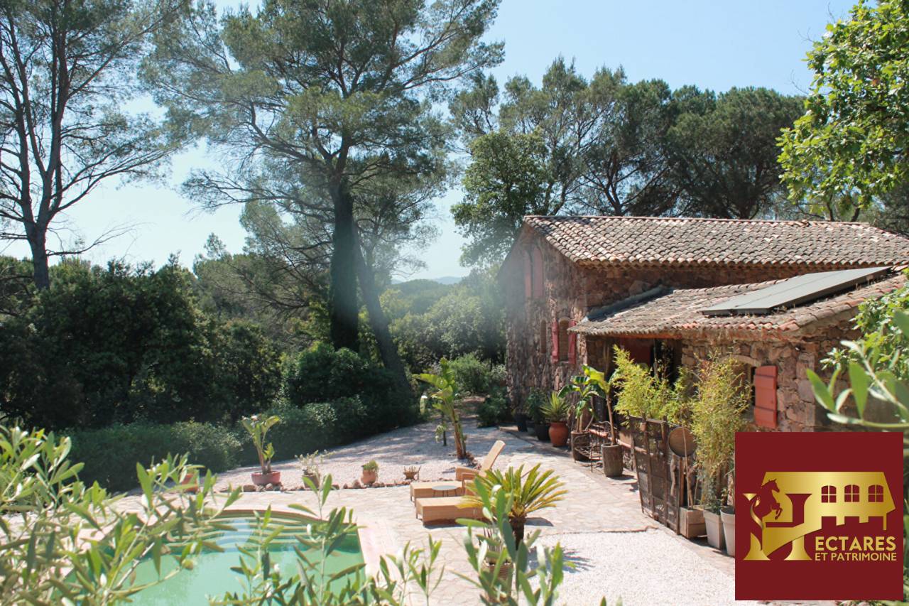 Propri&eacute;t&eacute; &eacute;questre de caract&egrave;re  &agrave; Roquebrune sur Argens . Rare &agrave; la vente !
