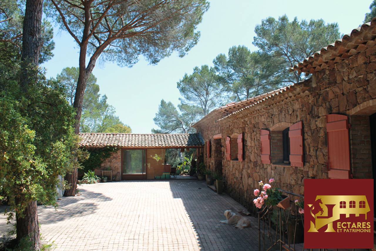 Propri&eacute;t&eacute; &eacute;questre de caract&egrave;re  &agrave; Roquebrune sur Argens . Rare &agrave; la vente !