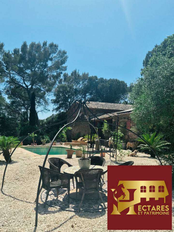 Propri&eacute;t&eacute; &eacute;questre de caract&egrave;re  &agrave; Roquebrune sur Argens . Rare &agrave; la vente !