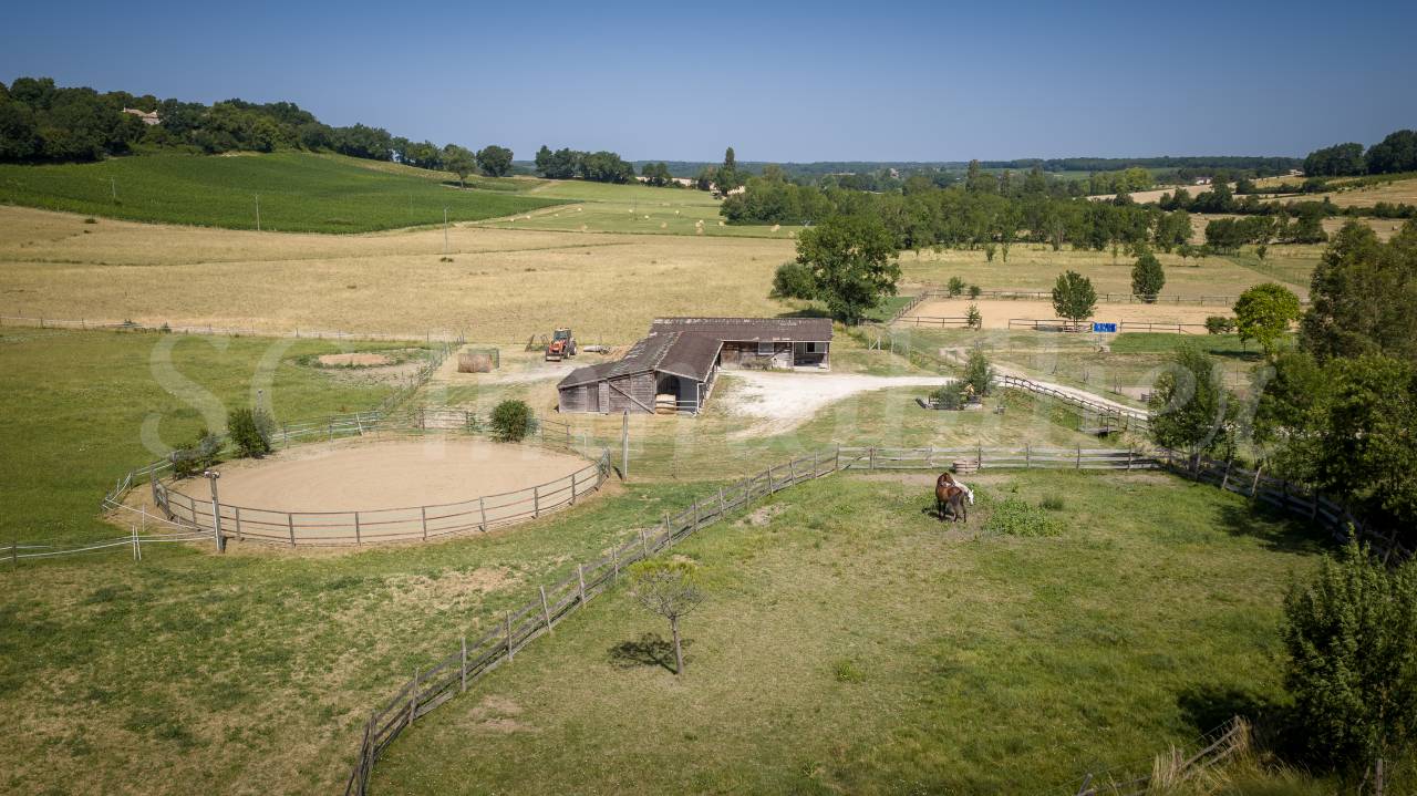 &Agrave; 15 min de Duras et de Pineuilh, sur pr&egrave;s de 14 hect