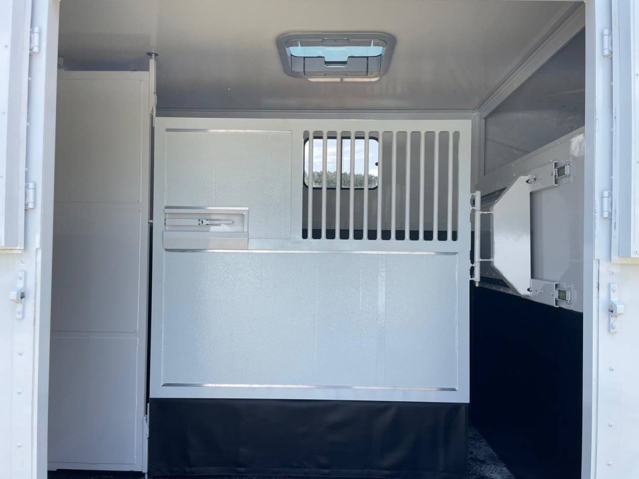 ? &Agrave; vendre &ndash; Renault Master VL Chevaux &ndash; Caisse neuve 
