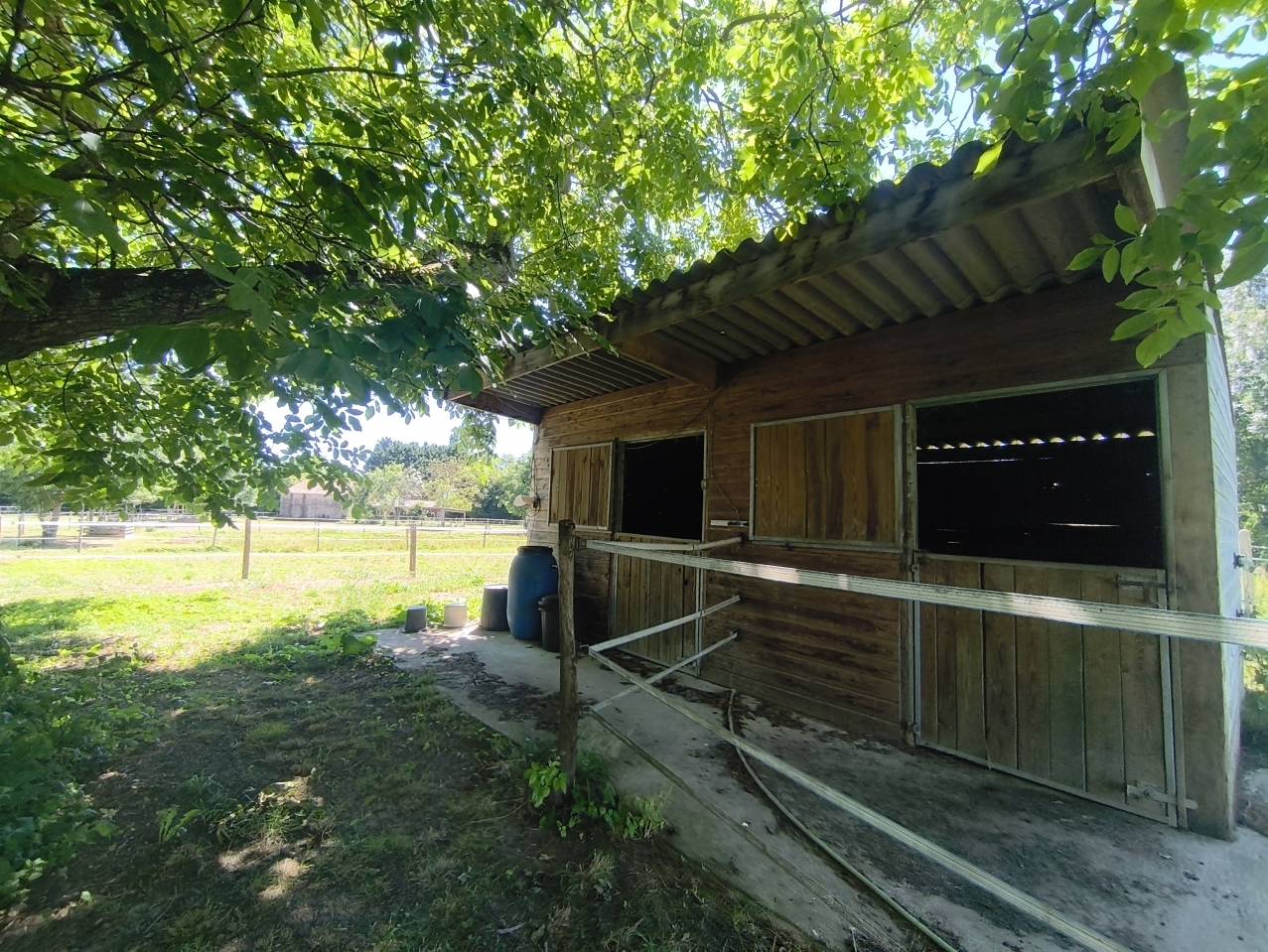 DOMAINE &Eacute;QUESTRE CL&Eacute; EN MAIN &Agrave; BERNAY-SAINT-MARTIN