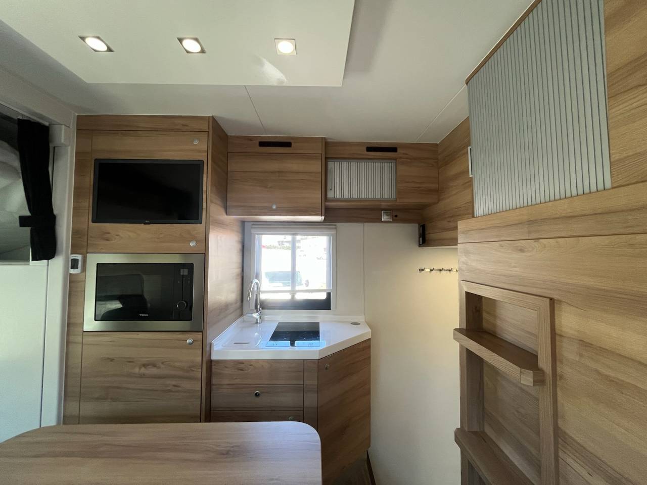 Mercedes Actros 26T d'occasion 8 Chevaux + Living