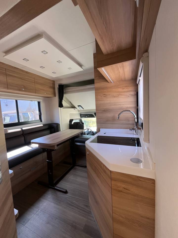 Mercedes Actros 26T d'occasion 8 Chevaux + Living