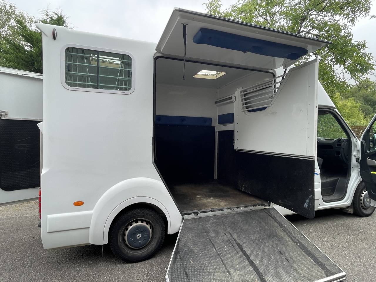 Camion Cheval Master 3, 5 places , carrosserie Barbot. 