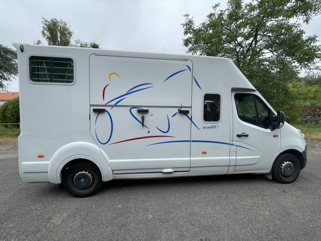 Camion Cheval Master 3, 5 places , carrosserie Barbot. 