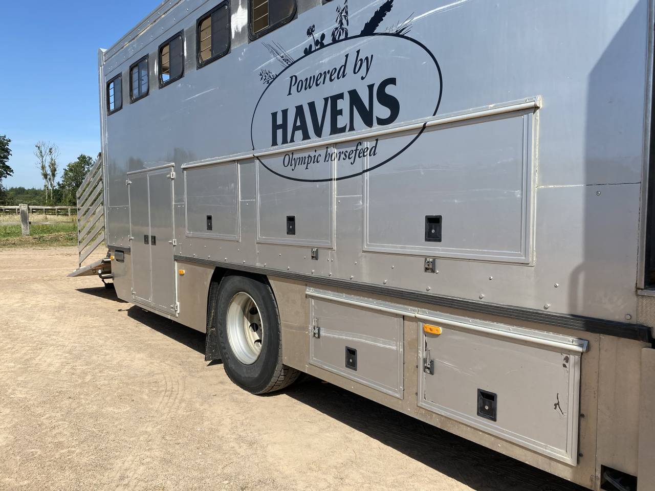 CAMION CHEVAUX 7 PLACES AVEC HOME CAR
