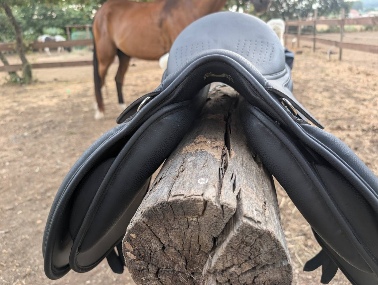 Selle &eacute;quitation Decathlon taille 16"