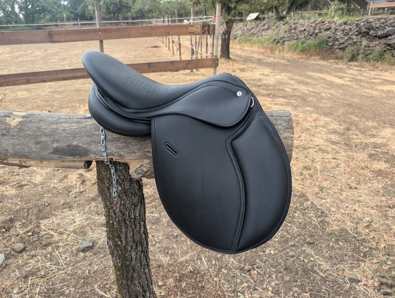 Selle &eacute;quitation Decathlon taille 16"