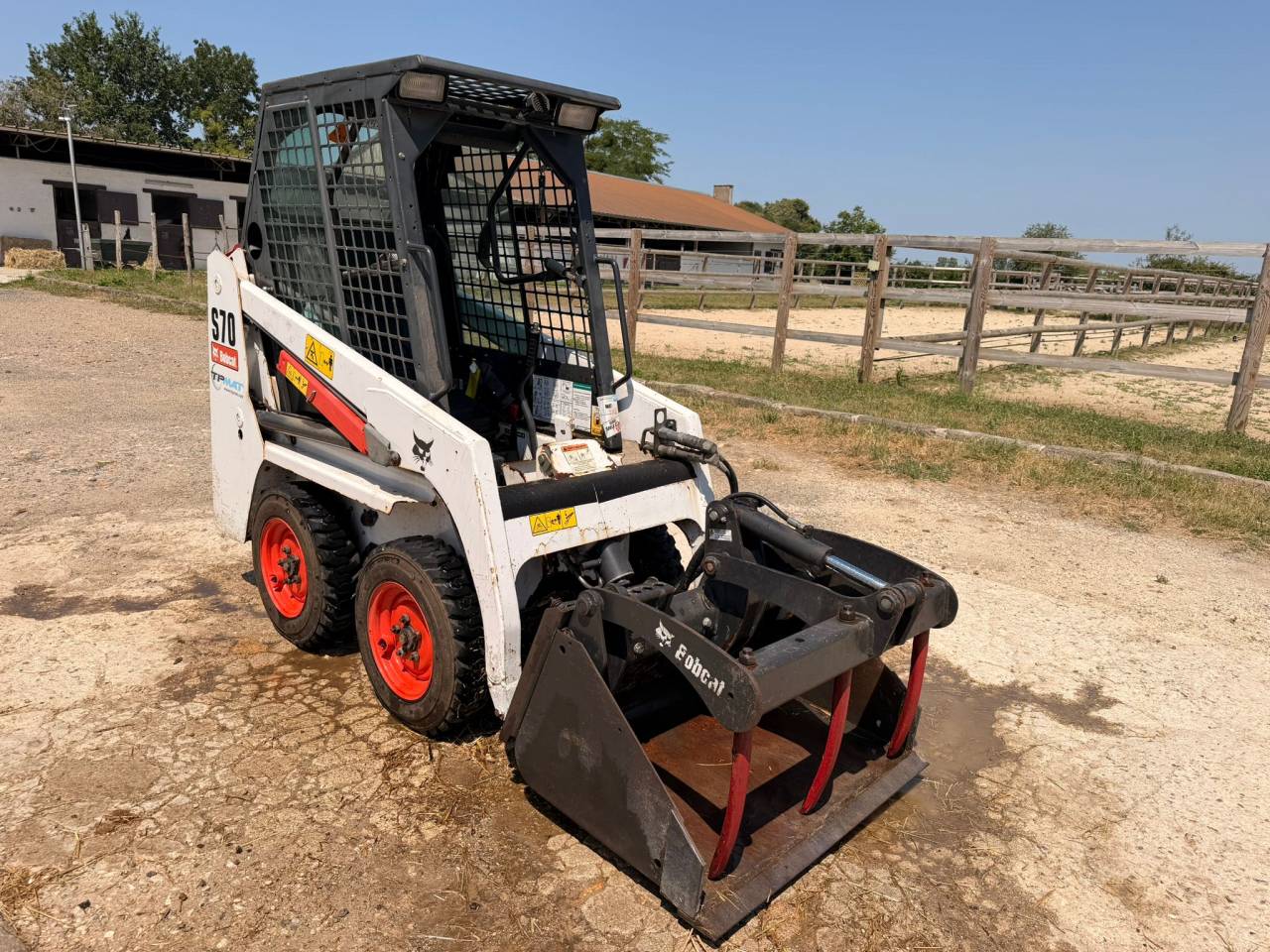 BOBCAT S70 avec godet grappier