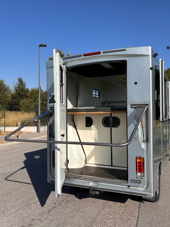 Renault Master Th&eacute;ault 2 chevaux &ndash; Cabine 5 places &ndash; Mo