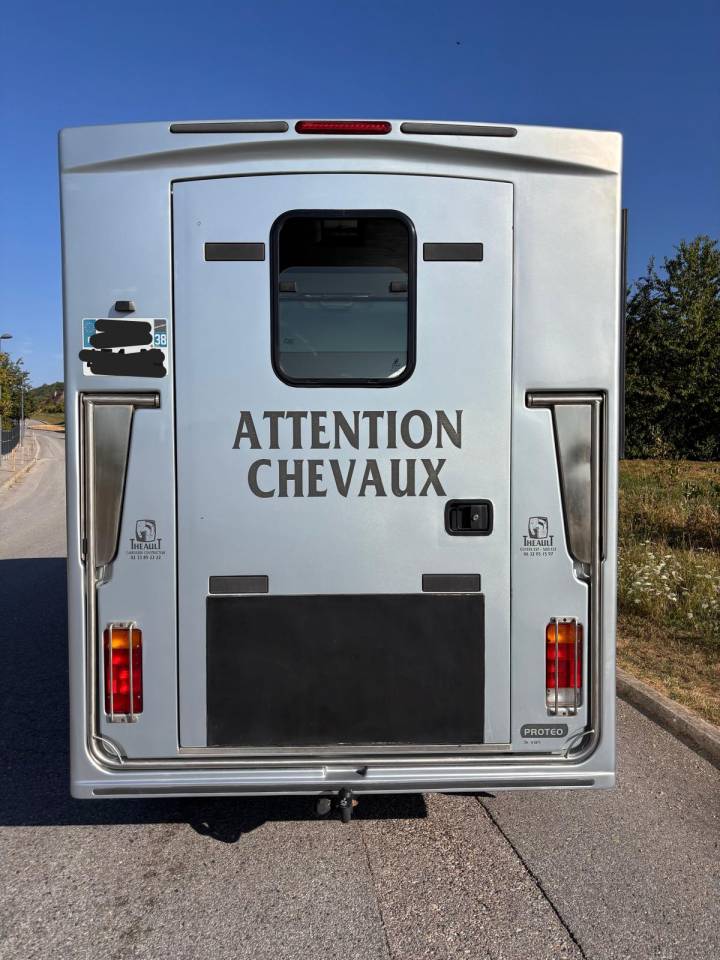 Renault Master Th&eacute;ault 2 chevaux &ndash; Cabine 5 places &ndash; Mo