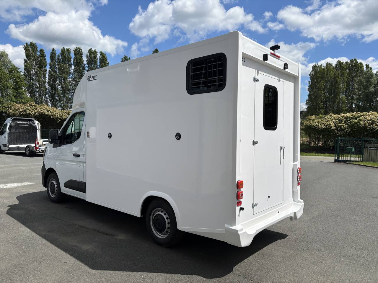 Nissan Interstar L2  150ch 2 chevaux en stalle 