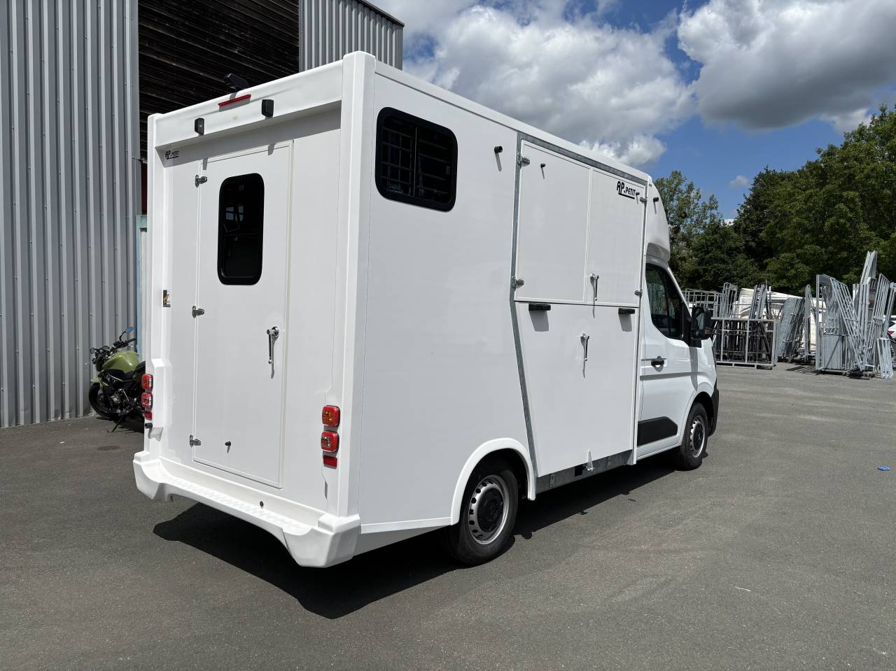 Nissan Interstar L2  150ch 2 chevaux en stalle 