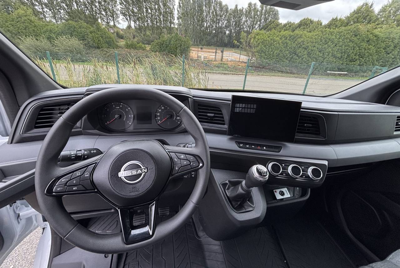 Nissan Interstar L2  150ch 2 chevaux en stalle 