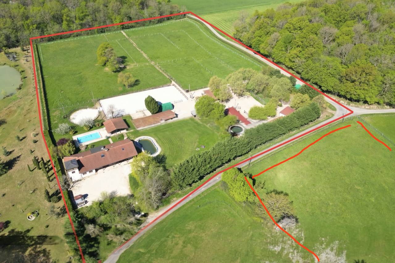 Domaine &eacute;questre d'exception &ndash; 4 hectares &ndash; 12 boxes 