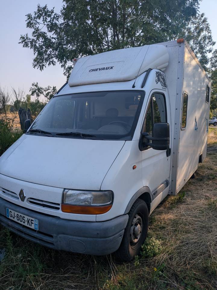 Renault Master II T35 &ndash; Camion am&eacute;nag&eacute; pour chevaux &ndash; &Agrave;