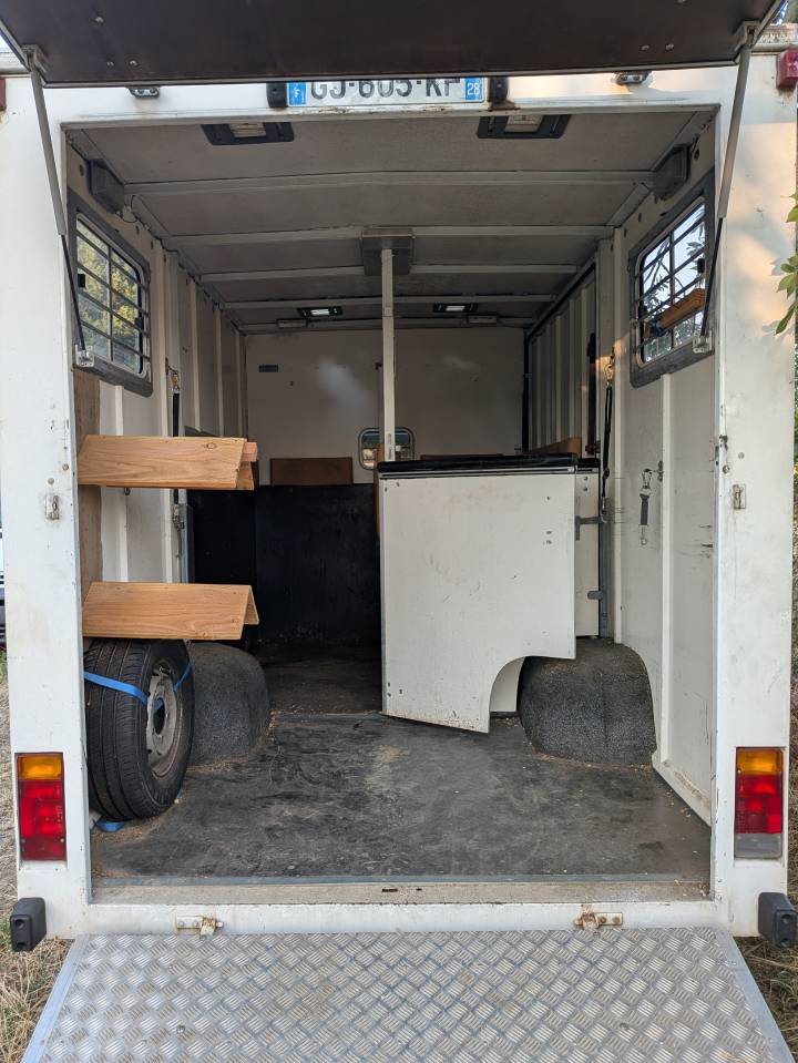 Renault Master II T35 &ndash; Camion am&eacute;nag&eacute; pour chevaux &ndash; &Agrave;