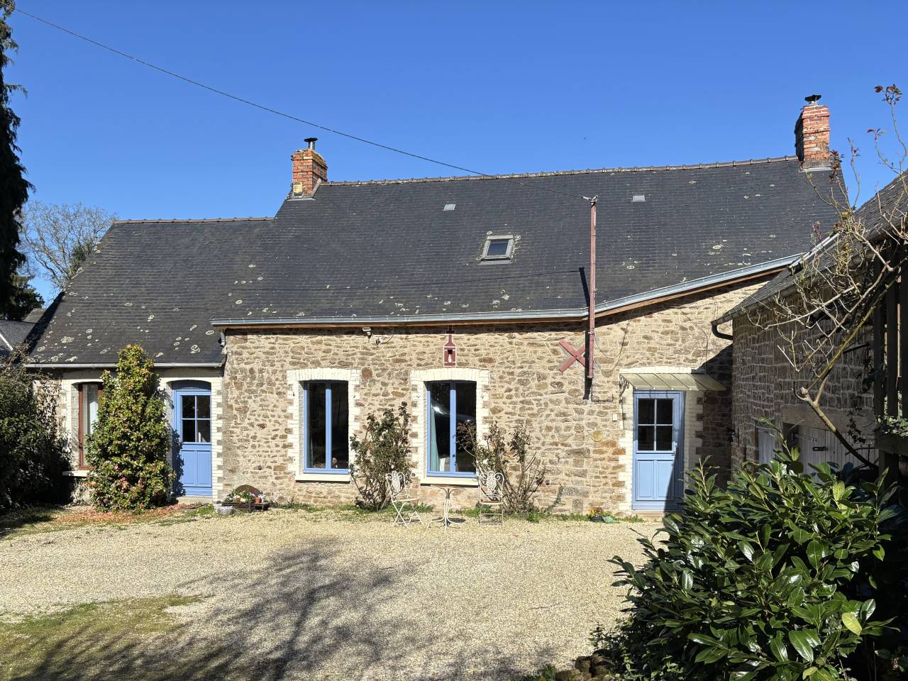 Fermette pour chevaux, 2 petits gites, 2.2ha, source