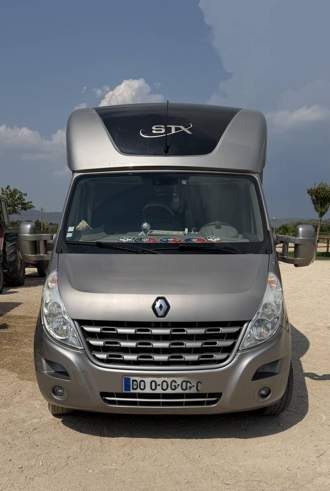 STX 2 chevaux Stalle 2014 Renault Master DCI 150cv