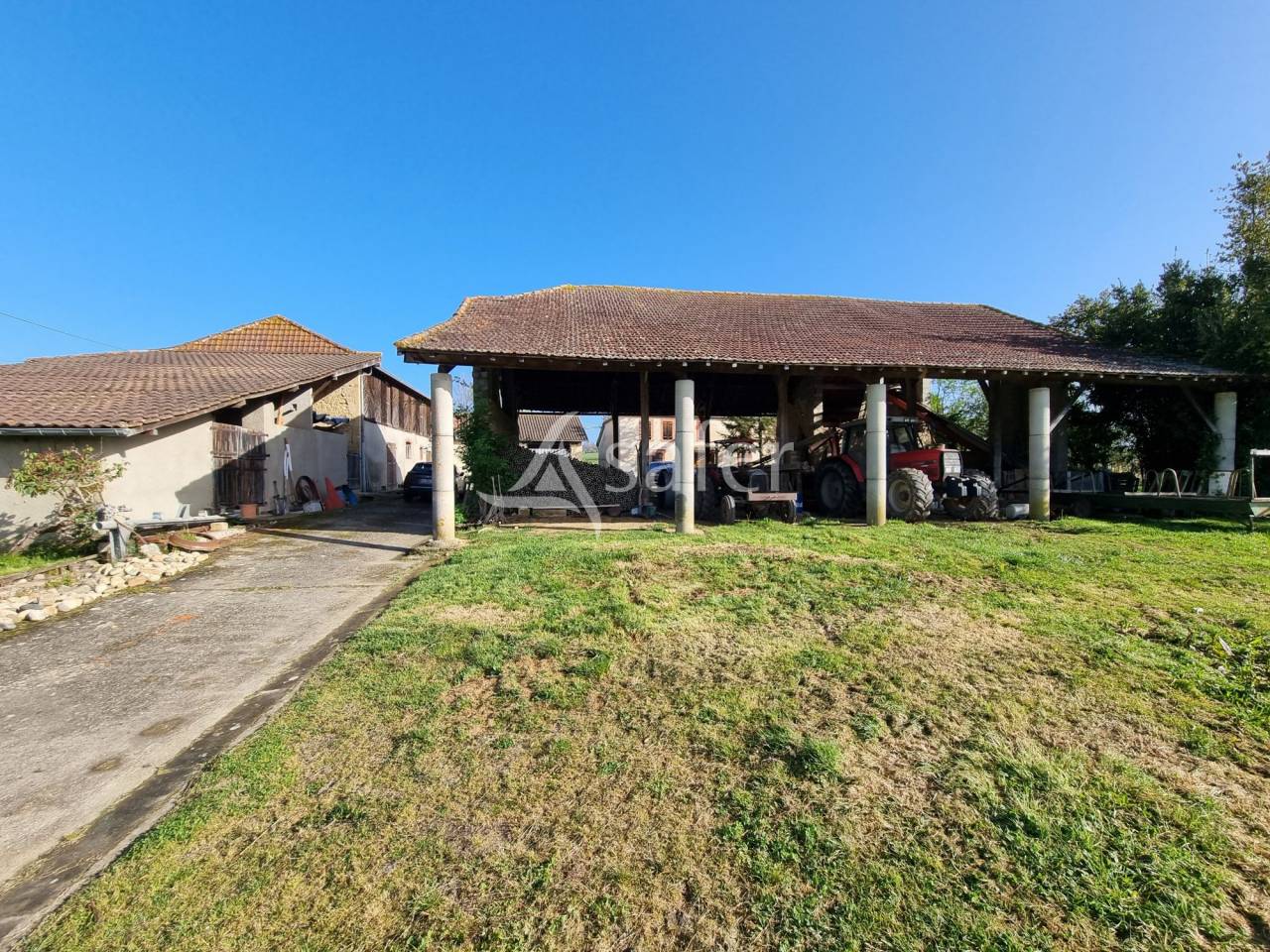 Maison, d&eacute;pendances et 4 ha de pr&eacute;s, proche de Maubourguet