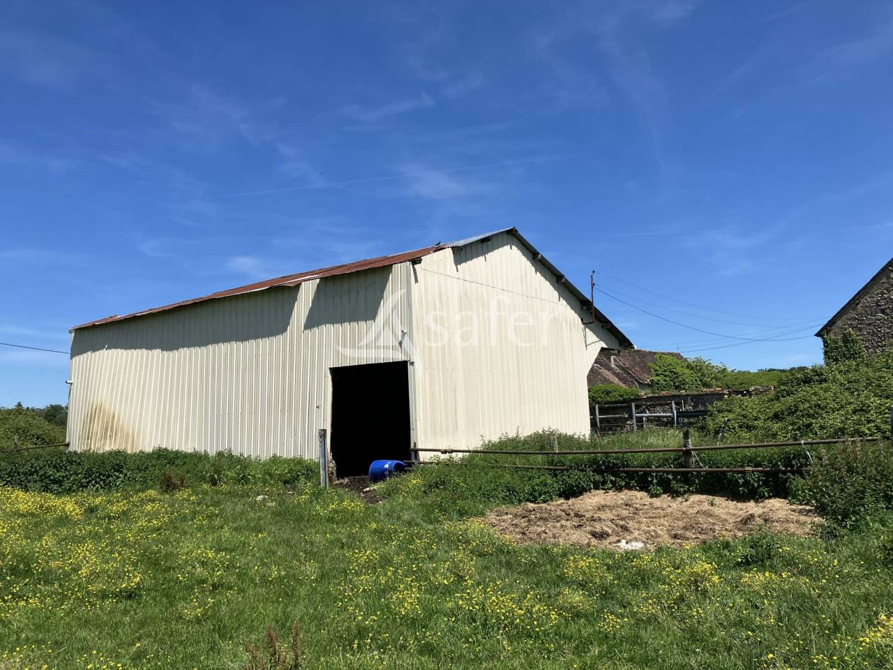 Corps de ferme &agrave; r&eacute;nover + 40 ha de prairie