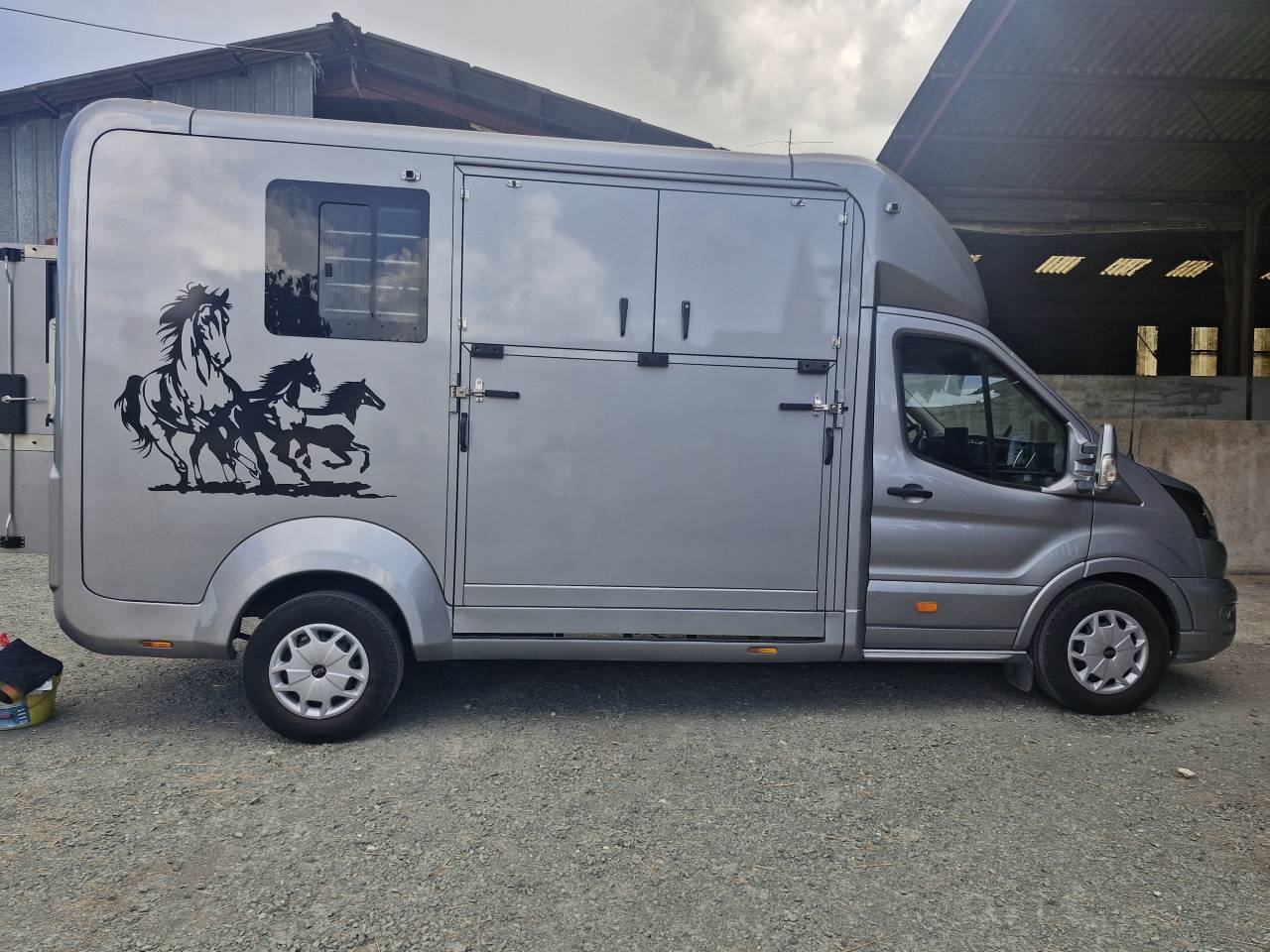 CAMION VL 2CHEVAUX STALLS