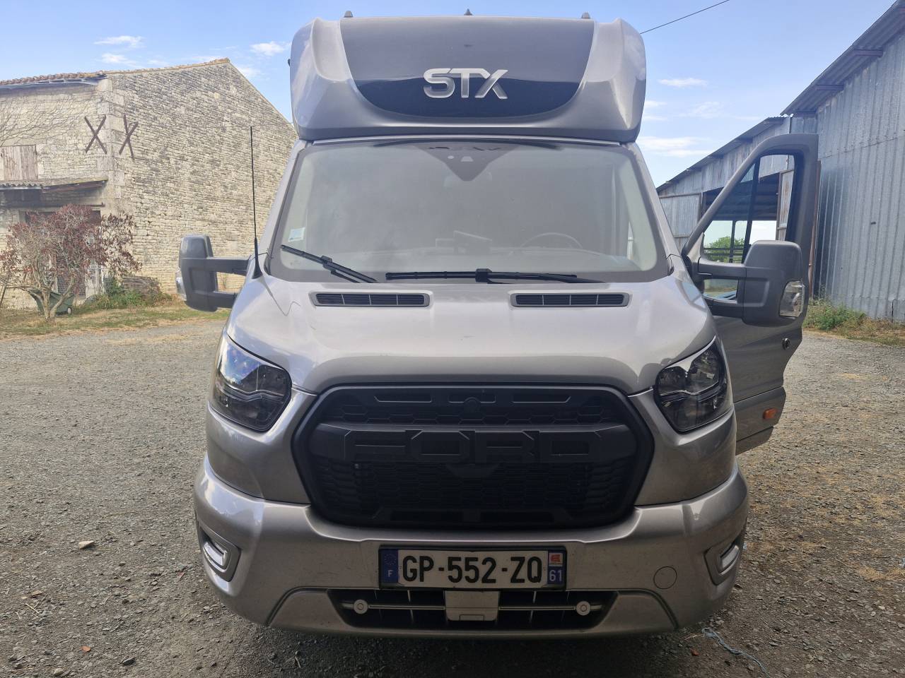 CAMION VL 2CHEVAUX STALLS