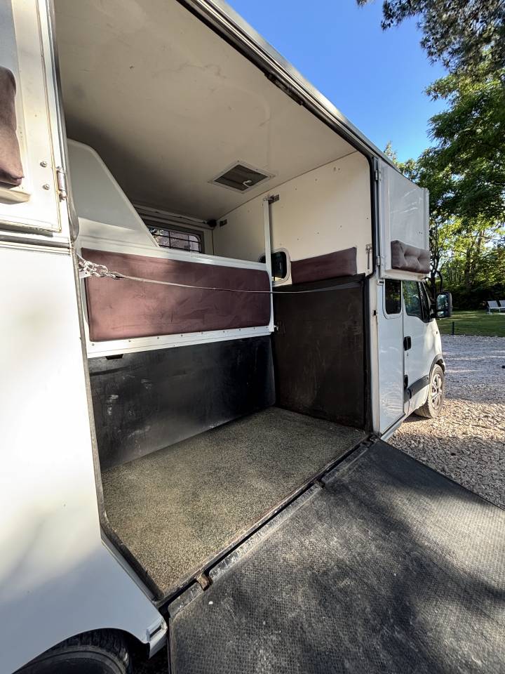 Renault Master Transport 2 chevaux 5 places assises